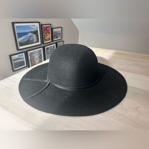 Old Navy Felt Wide Brim hat - Black